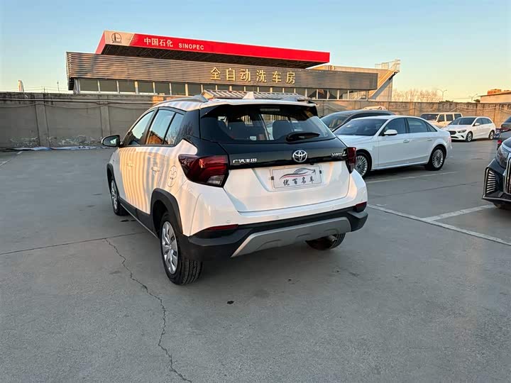 Фото 4 - Toyota Yaris L Hatchback