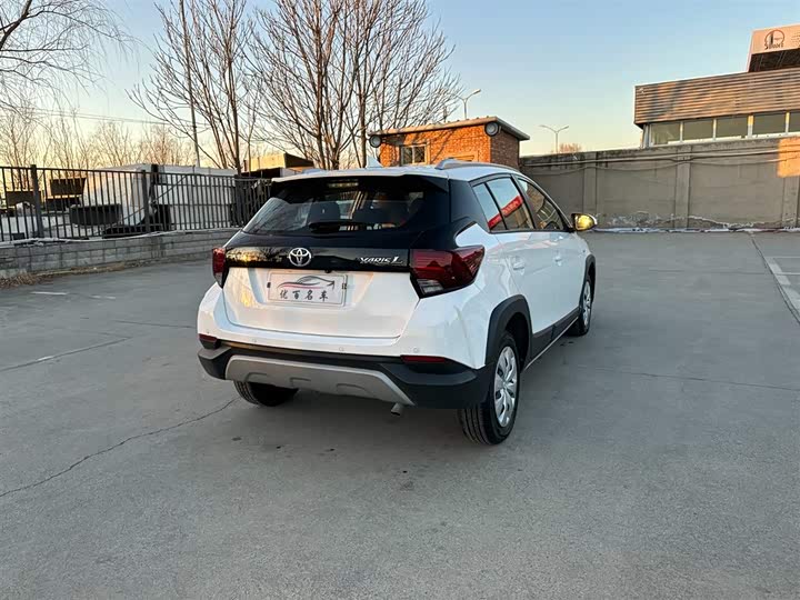 Фото 6 - Toyota Yaris L Hatchback