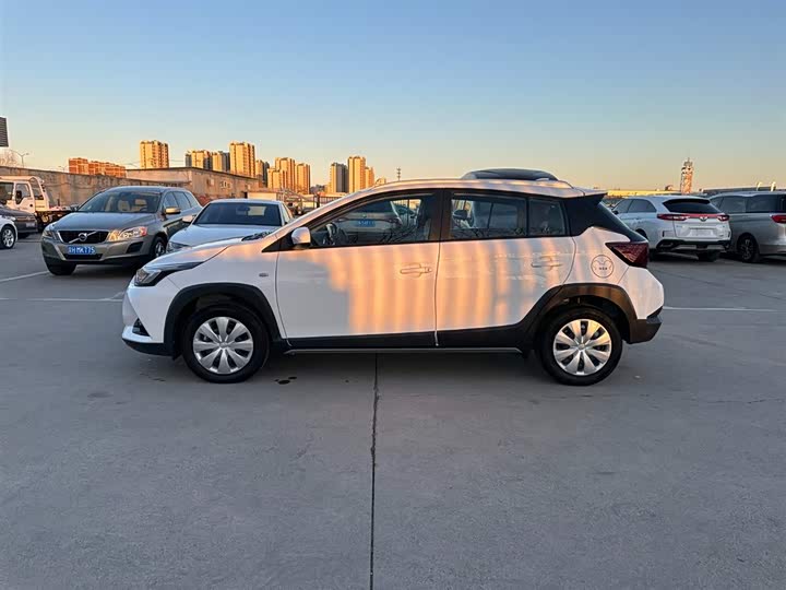 Фото 7 - Toyota Yaris L Hatchback