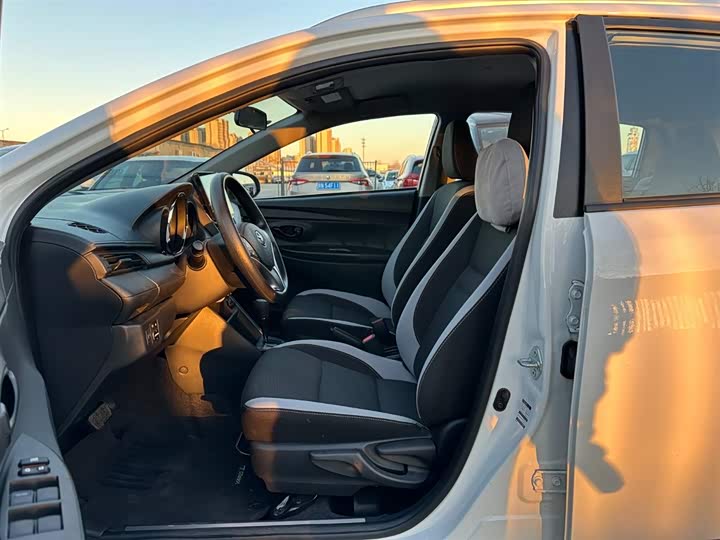 Фото 8 - Toyota Yaris L Hatchback