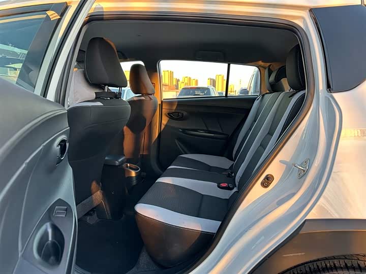 Фото 9 - Toyota Yaris L Hatchback