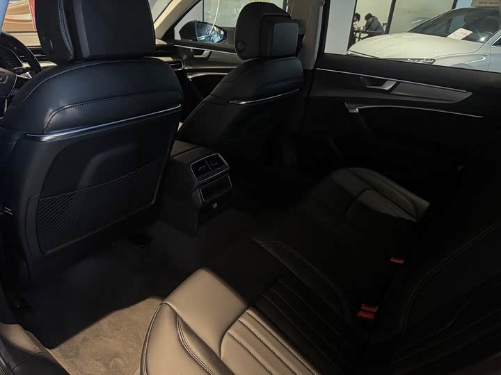 Фото 8 - Audi A6L