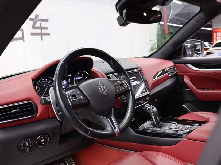 Фото 8 - Maserati Levante