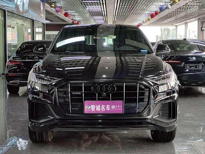 Фото 2 - Audi Q8