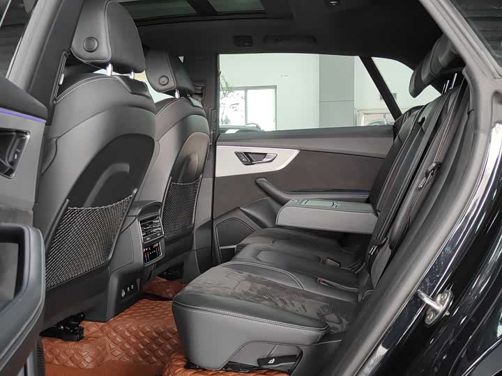 Фото 4 - Audi Q8