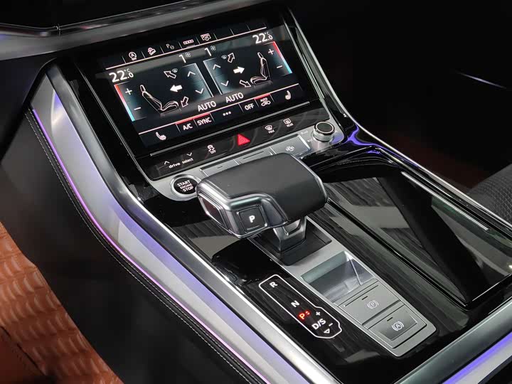 Фото 7 - Audi Q8