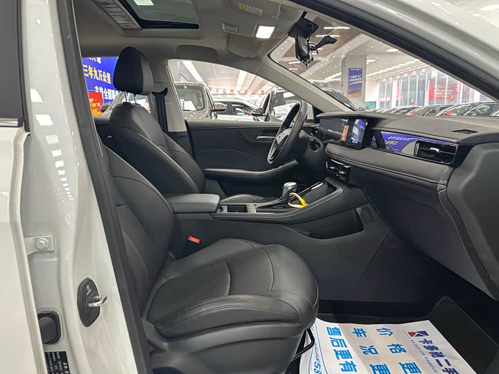 Фото 7 - Roewe i5