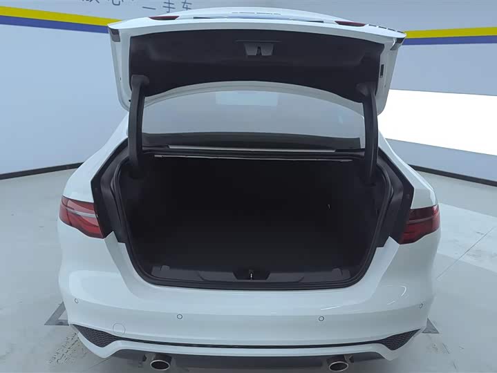 Фото 4 - Jaguar XE L