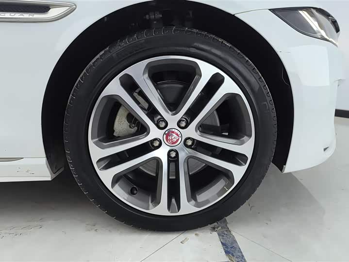 Фото 6 - Jaguar XE L