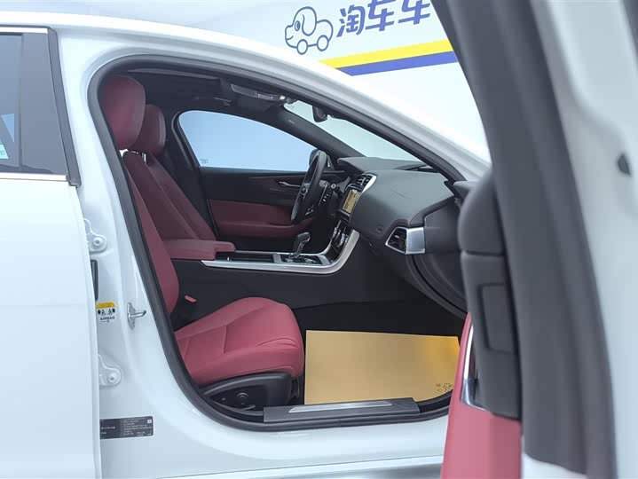 Фото 8 - Jaguar XE L