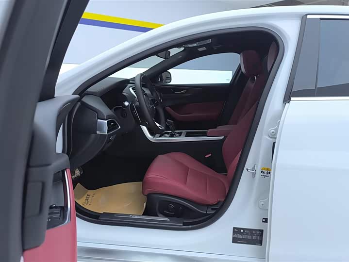 Фото 9 - Jaguar XE L