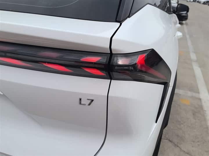 Фото 8 - Geely Galaxy L7