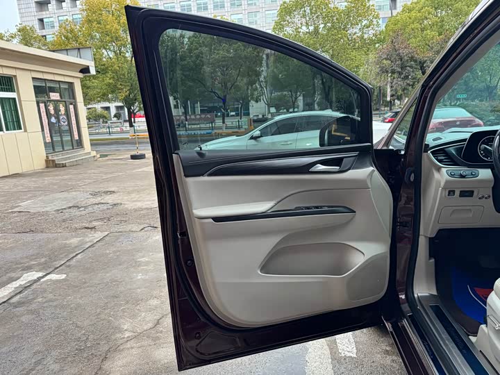 Фото 8 - Buick GL8 ES