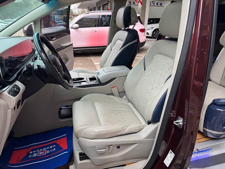 Фото 9 - Buick GL8 ES