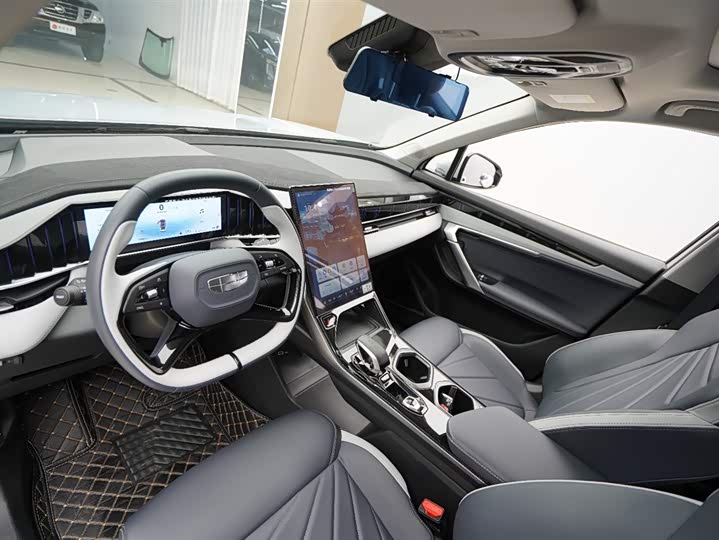 Фото 3 - Geely Atlas L