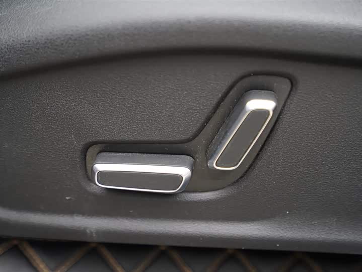 Фото 6 - Geely Atlas L