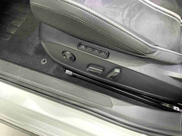 Фото 8 - Volkswagen Golf