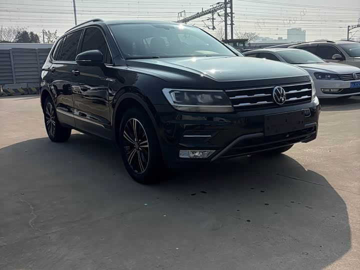 Фото 2 - Volkswagen Tiguan L Pro