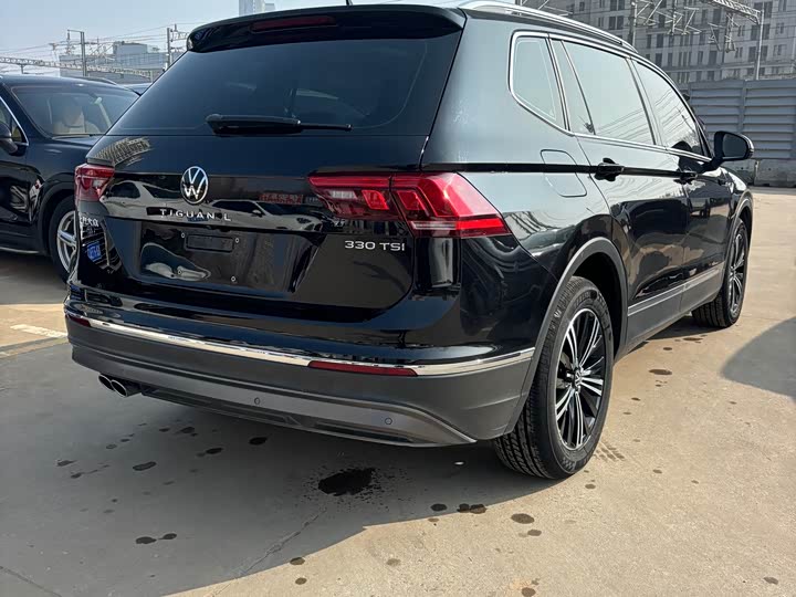 Фото 3 - Volkswagen Tiguan L Pro