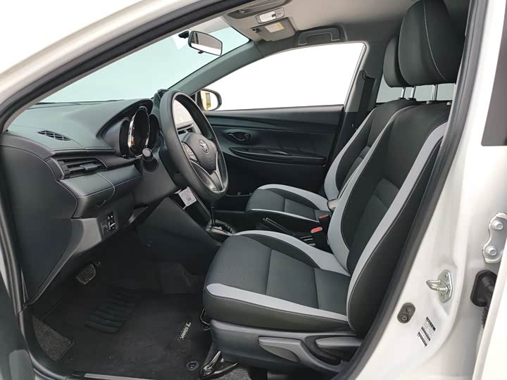 Фото 7 - Toyota Yaris L Hatchback