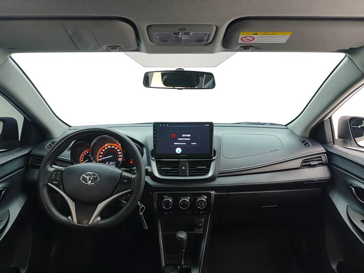Фото 9 - Toyota Yaris L Hatchback