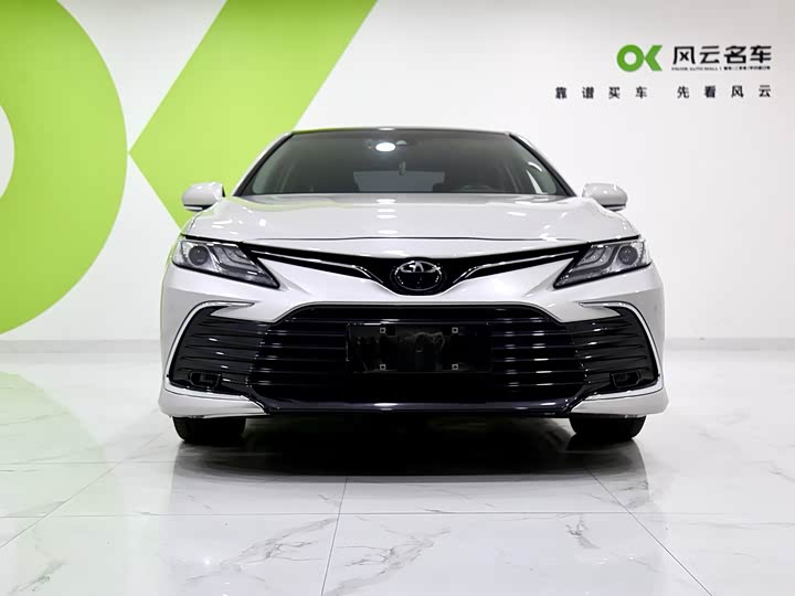 Фото 2 - Toyota Camry