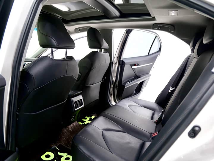 Фото 4 - Toyota Camry