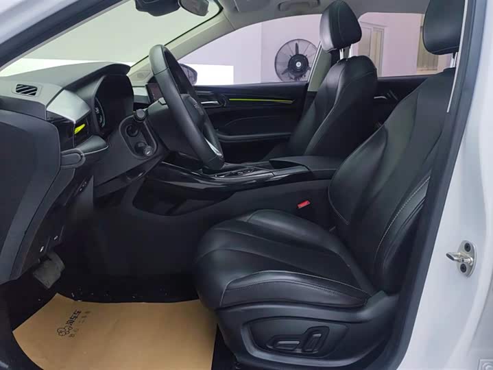 Фото 9 - Roewe i5