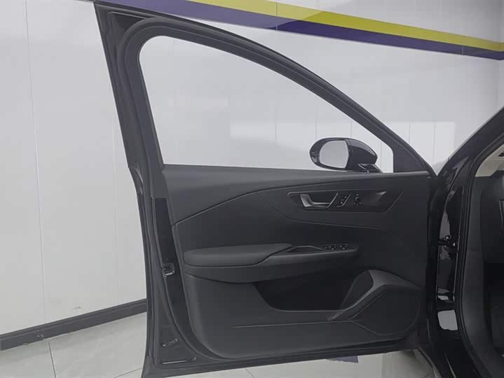 Фото 7 - Hongqi E-QM5