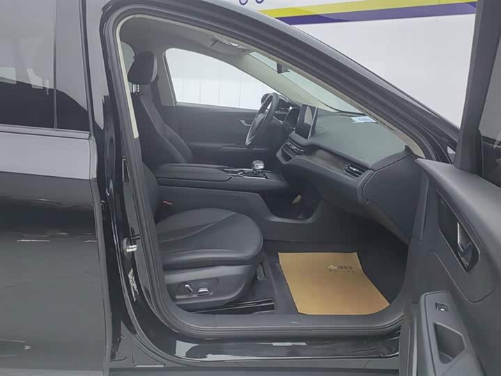 Фото 8 - Hongqi E-QM5