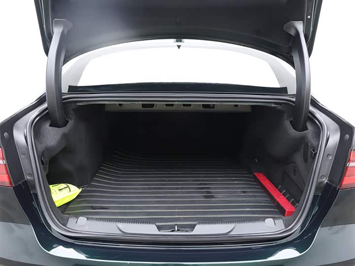 Фото 8 - Jaguar XE L