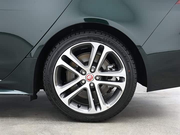 Фото 9 - Jaguar XE L