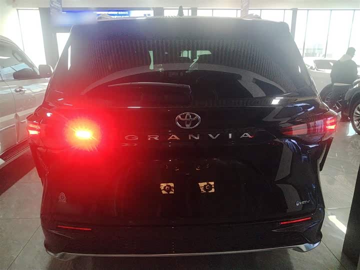 Фото 6 - Toyota Granvia