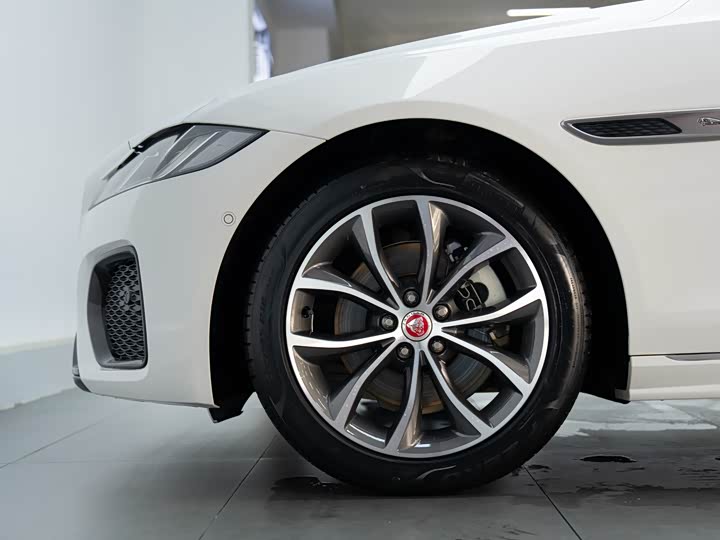 Фото 8 - Jaguar XF L