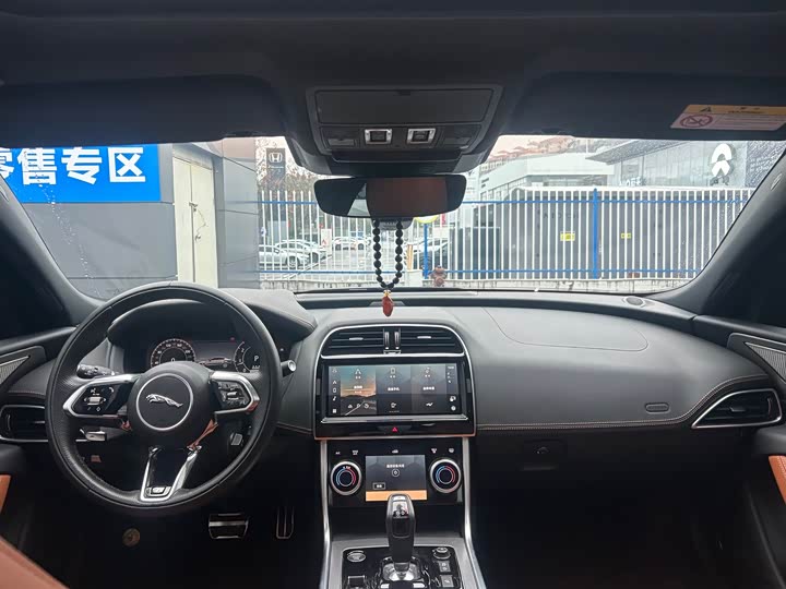 Фото 4 - Jaguar XE L