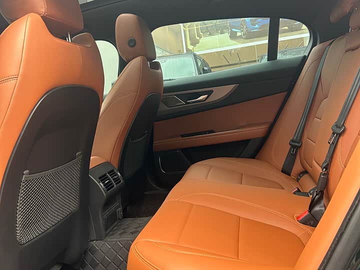 Фото 6 - Jaguar XE L