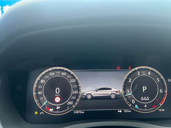 Фото 9 - Jaguar XE L