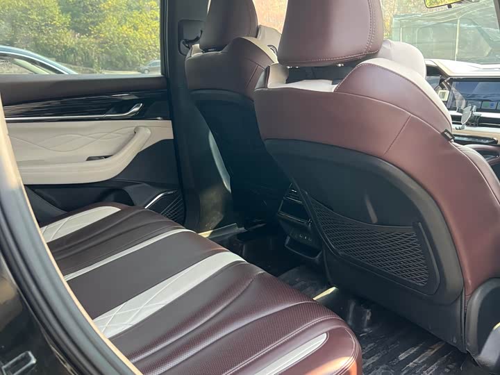 Фото 8 - Geely Monjaro