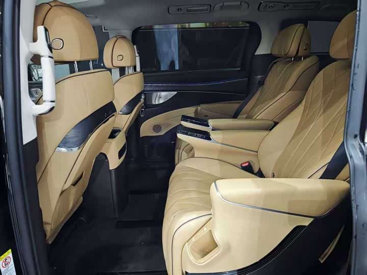 Фото 8 - Denza D9