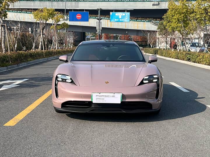 Фото 2 - Porsche Taycan