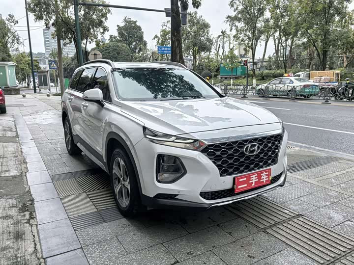 Фото 3 - Hyundai Santa Fe