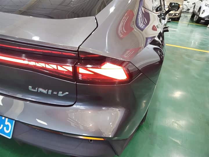 Фото 8 - Changan UNI-V