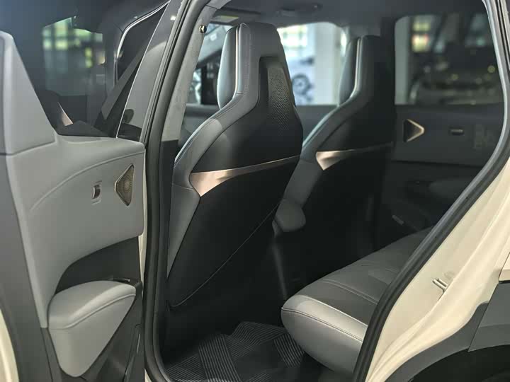 Фото 9 - Zeekr X