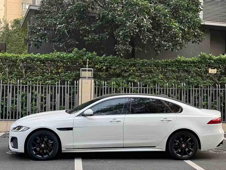 Фото 2 - Jaguar XF L