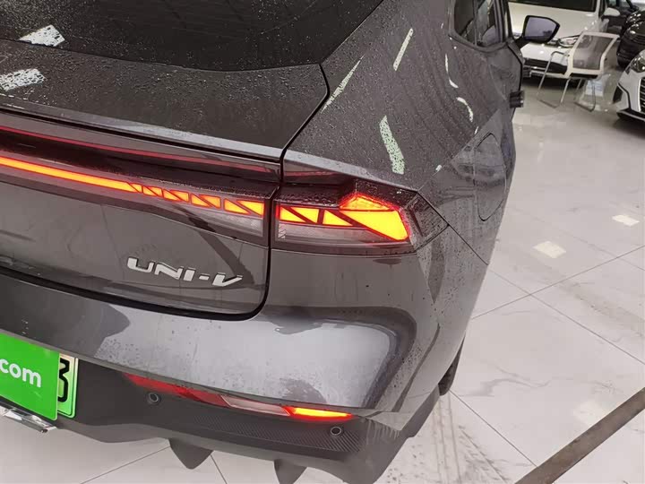 Фото 8 - Changan UNI-V Hybrid