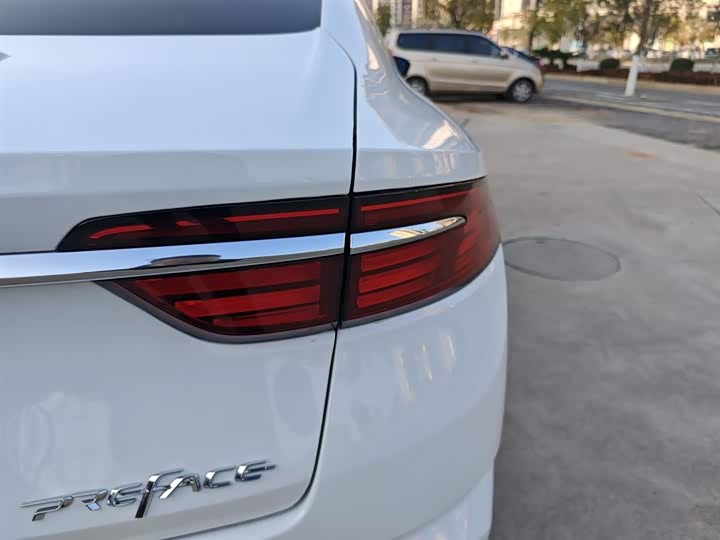 Фото 8 - Geely Preface