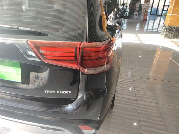 Фото 8 - Mitsubishi Outlander