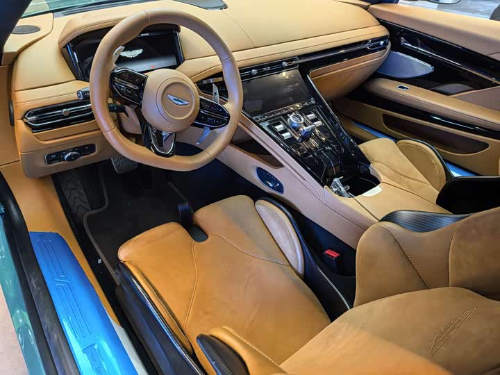 Фото 6 - Aston Martin DB12