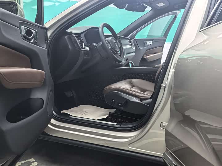 Фото 9 - Volvo XC60