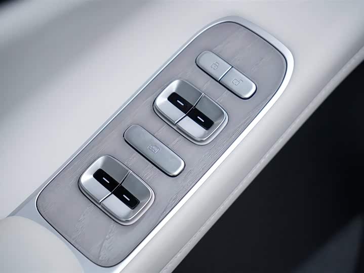 Фото 2 - XPeng X9